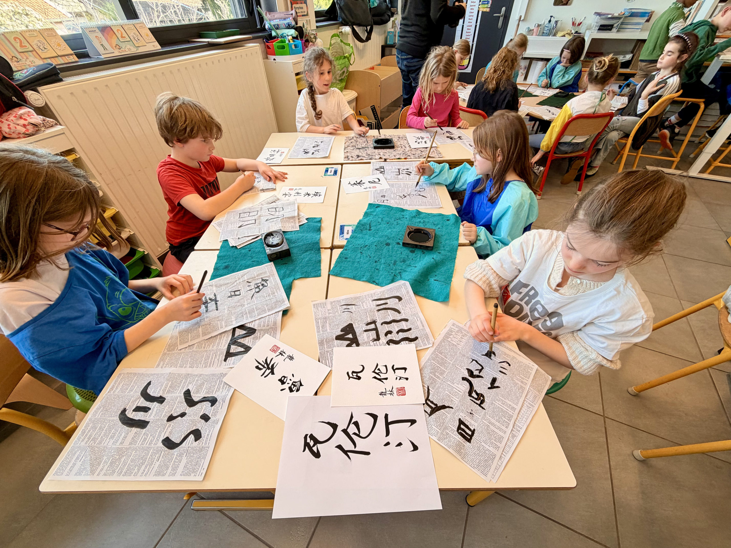 Atelier de calligraphie chinoise en CE1